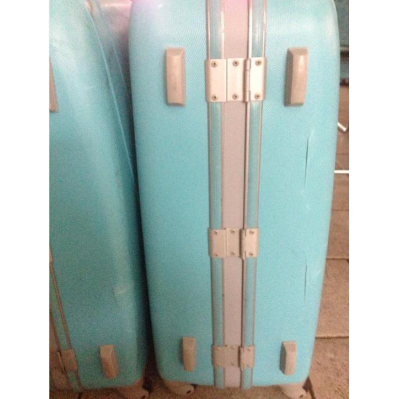 2 Liv ijsblauwe koffers 72x58x32 voor 35 euro
