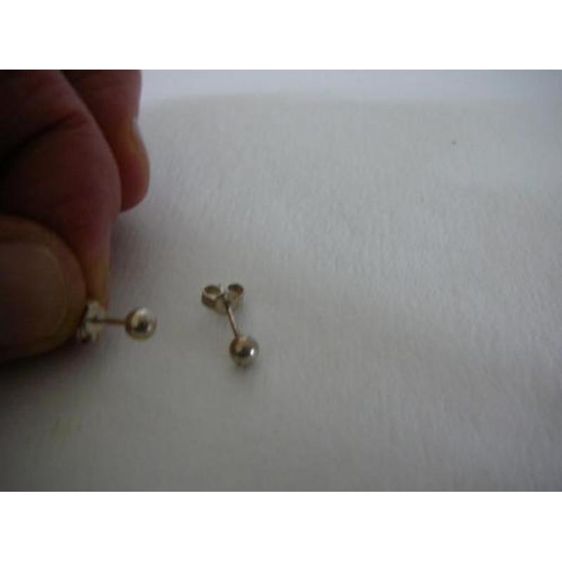 Zilveren oorbellen bolletjes/knopje ø 4 mm. 925 zilver