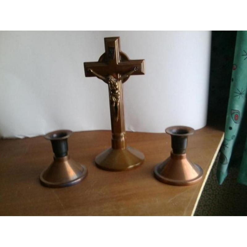 bronzen kruis met kandelaars