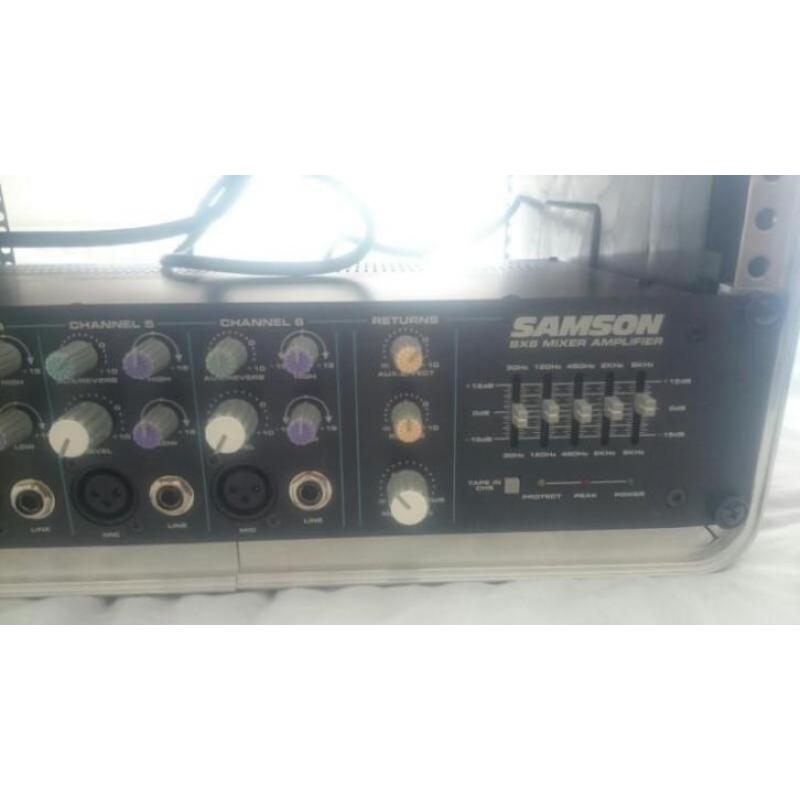 Een Samson S6 mixer amplifier met super handig flightcase