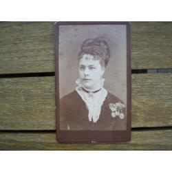 CDV foto 1880 vrouw Amsterdam medailles Max Büttinghausen