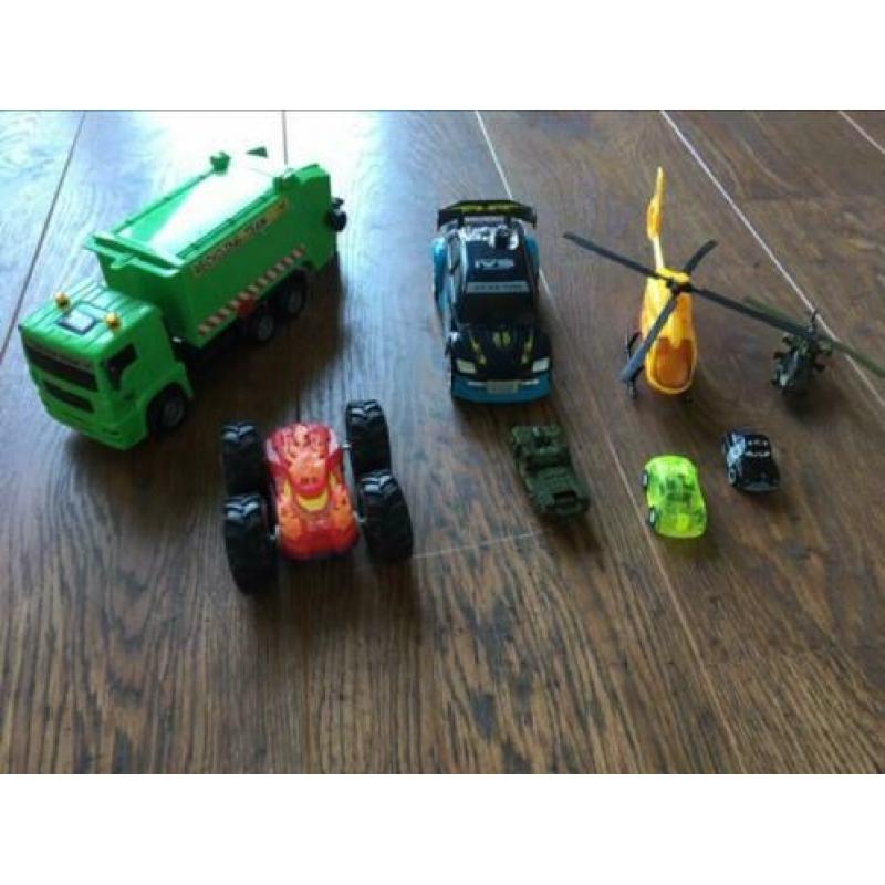 Speelgoed: set van auto's en helikopters (vuilniswagen=weg)
