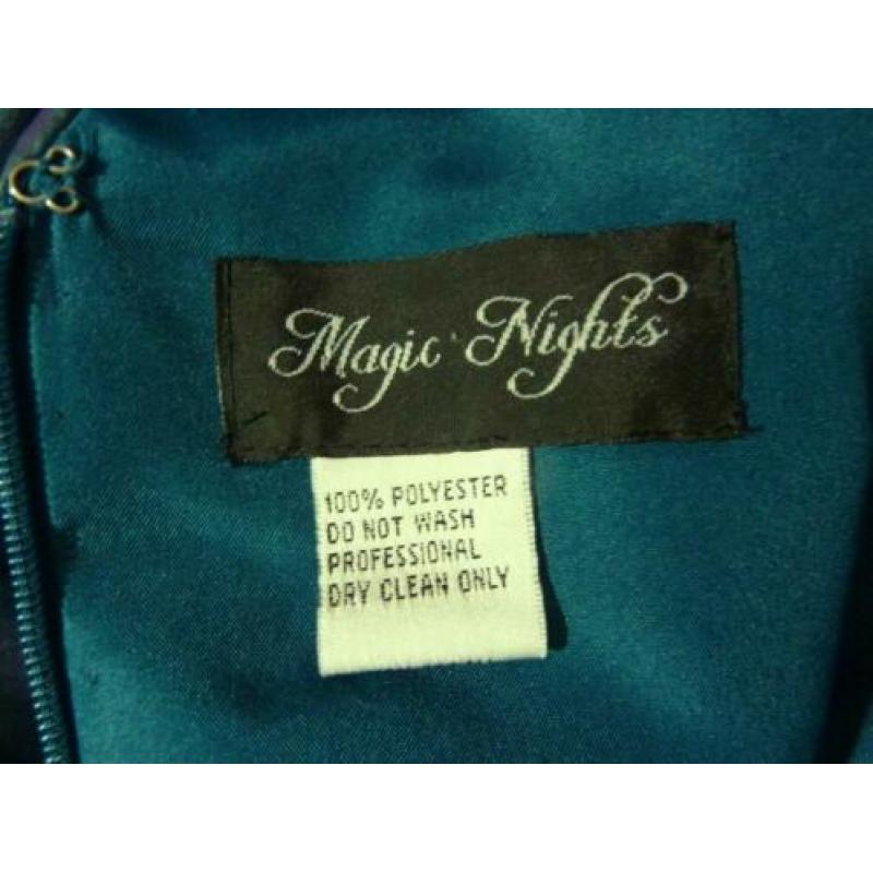 Lange groene avondjurk van taftzijde van Magic Nights