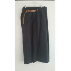 Een lange pauw amsterdam vintage rok met vaste riem maat 3