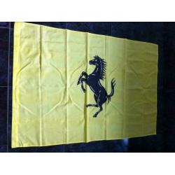 Gele Ferrari vlag met steigerend paard