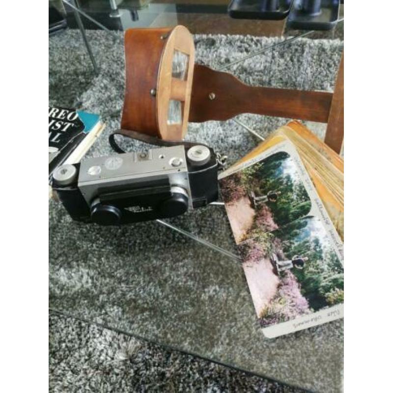 Stereo realist camera met boek viewer en foto's