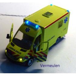 Ambulance, met of zonder licht erin. schaal 1:43
