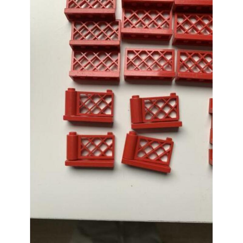 Lego partij hekjes rood 54 x, 4x hek deuren, lage hekken