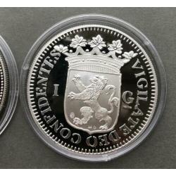 2 proof zilveren munten van 1 gulden 1680 en 1867, replica