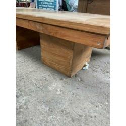 Stevige houten salon tafel