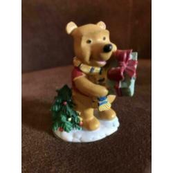 Winnie de pooh beeldje kerstmis ong 4 cm hoog