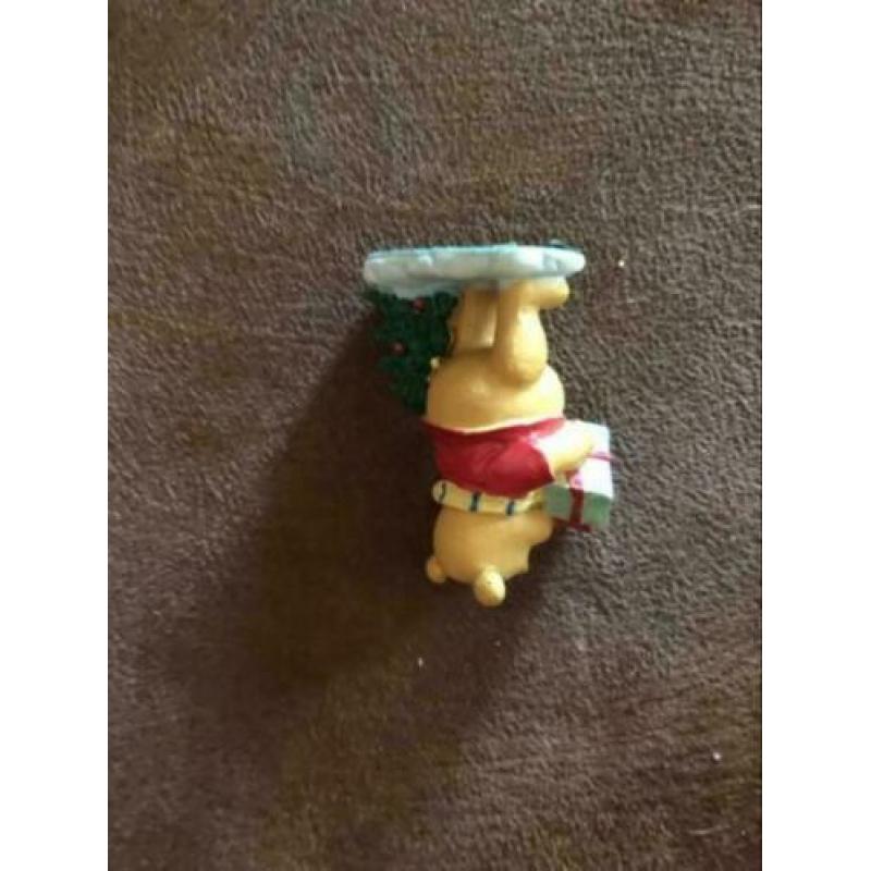 Winnie de pooh beeldje kerstmis ong 4 cm hoog