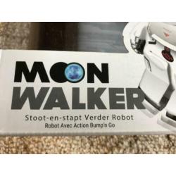 Silverlit moonwalker robot 15 cm. Stapt echt. Stoot en stapt