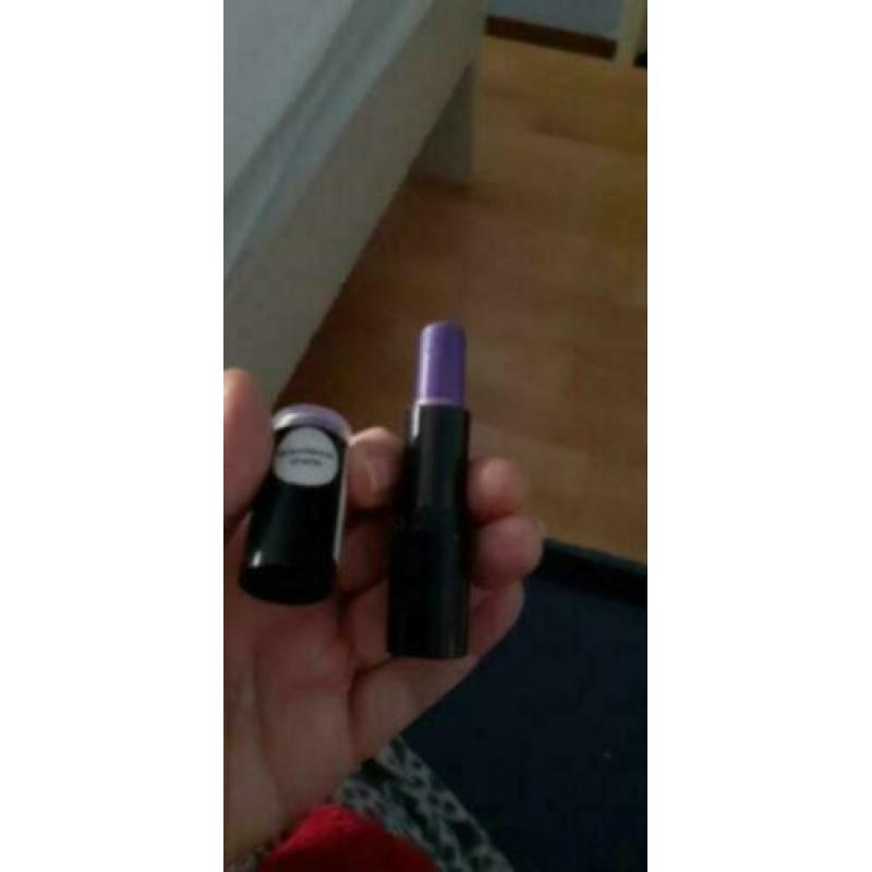Makeup Revolution Scandalous Lipstick Depraved Inclverzenden