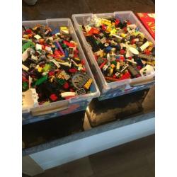 2x bak met Lego divers