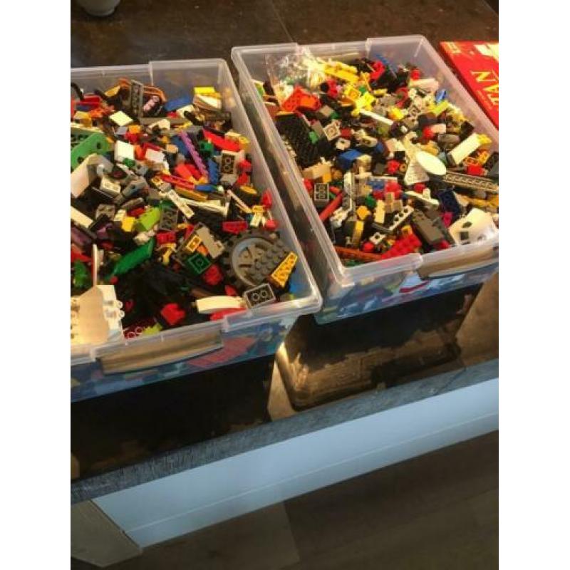 2x bak met Lego divers