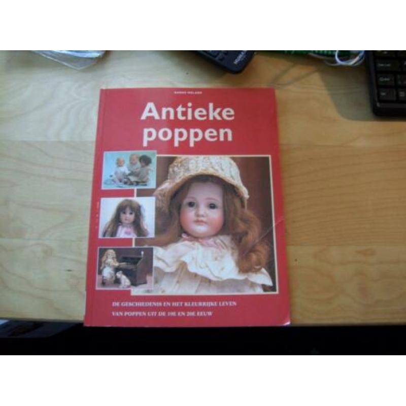 boek over antieke poppen