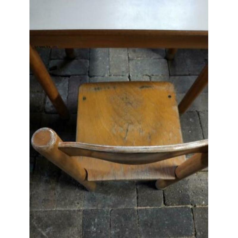 Kleuterschool tafel + stoel. (2 X )
