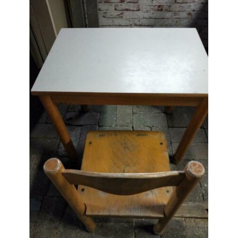 Kleuterschool tafel + stoel. (2 X )