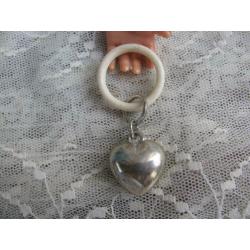 zilver kleurig hartje aan kunststof ring