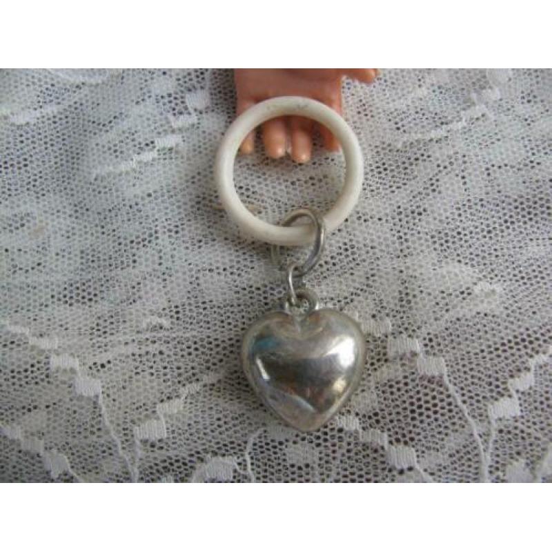 zilver kleurig hartje aan kunststof ring