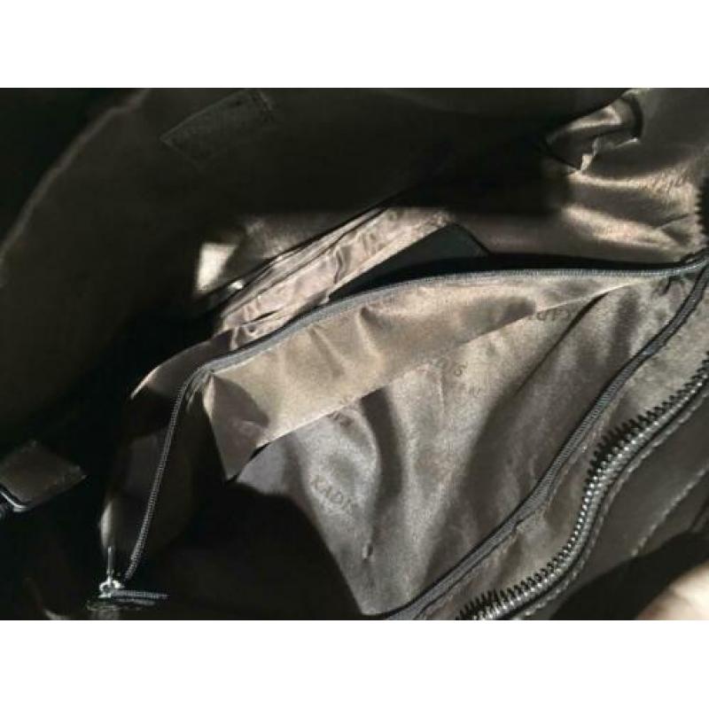 Bruine tas voor kleine laptop met draagband van Kadis