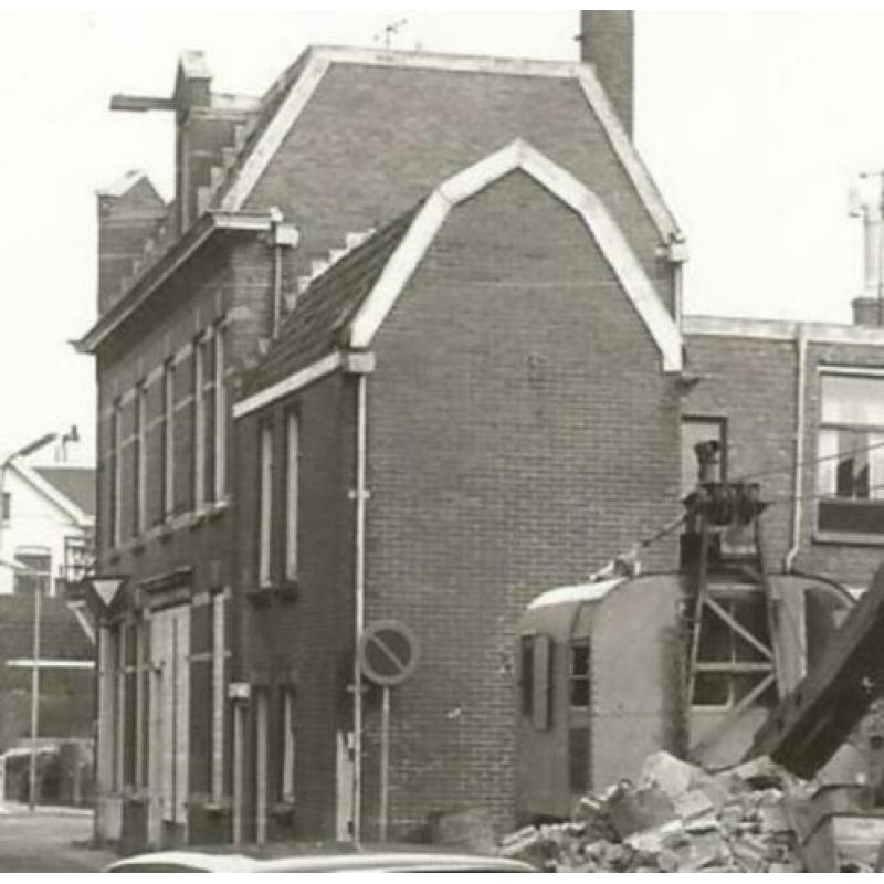 Foto Zaandam Rustenburg woonhuizen auto kraan ca 1960