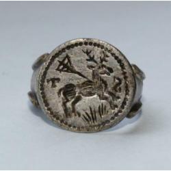 bodemvondst 16e eeuws zilveren zegelring met hert