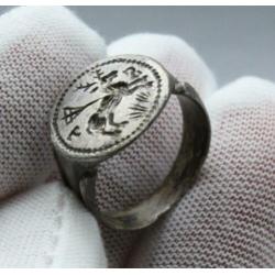 bodemvondst 16e eeuws zilveren zegelring met hert