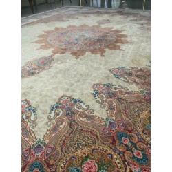 Gloednieuw Perzisch tapijt