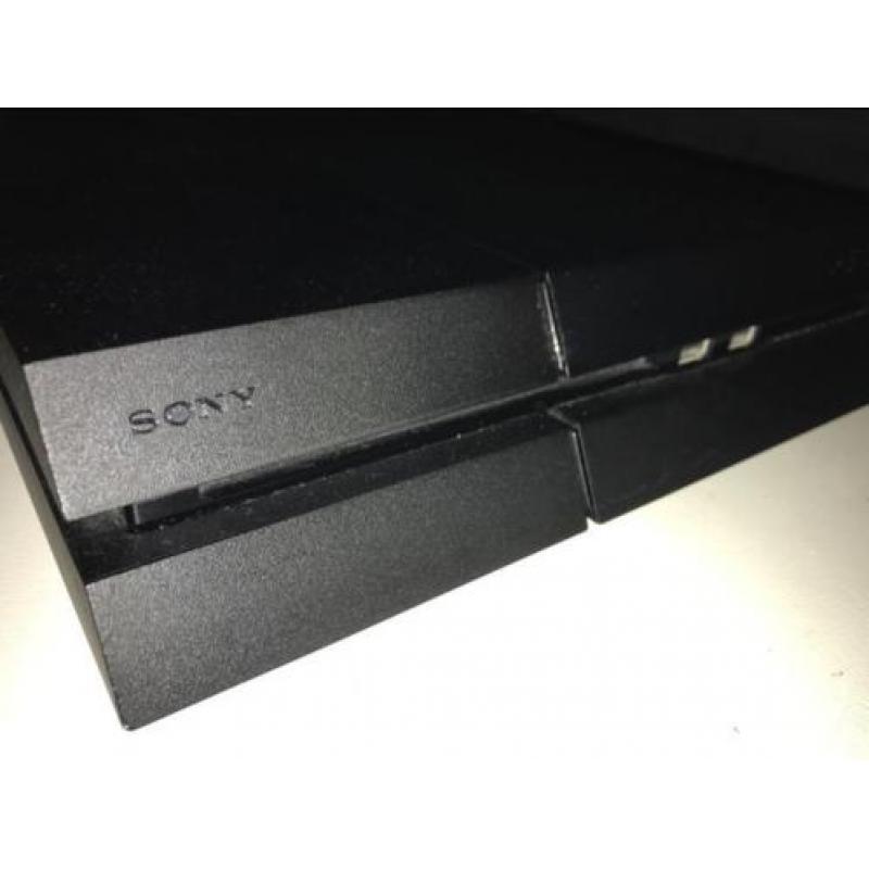 PlayStation 4 met 4 spellen, headset en 2 controllers